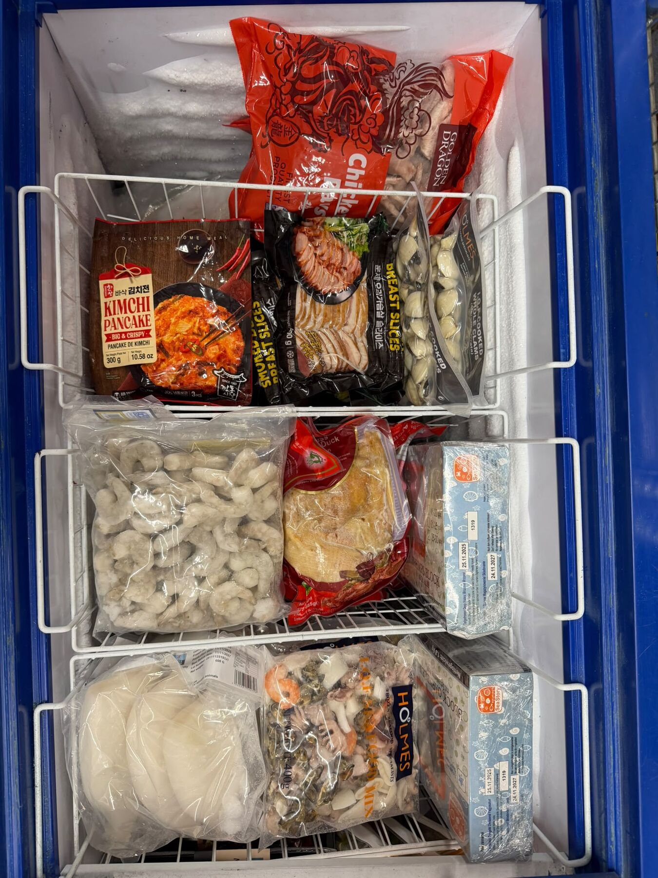 냉동 해산물과 오리 냉동고: 김치전, 훈제 오리 가슴살 슬라이스, 익힌 바지락, 닭고기, 생새우살, 오향장육용 오리 한 마리, 떡, 해물 모둠